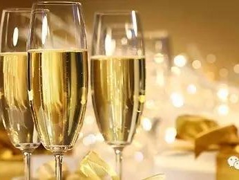 香槟的色彩密码 从酒液颜色读懂它的故事与格调