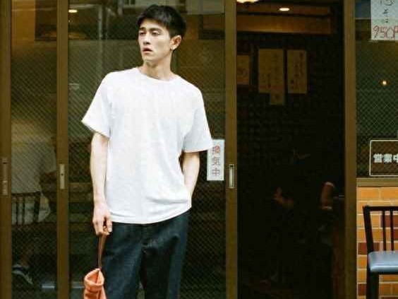 高瘦男生穿搭指南：3种衣服让你显壮有型，轻松提升男人味