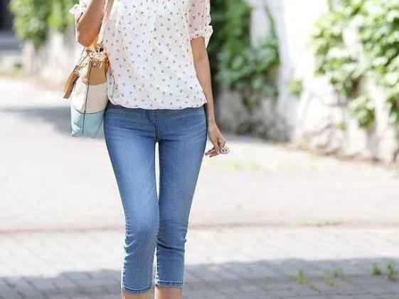 浅色牛仔裤上衣搭配全攻略 穿出清爽高级感