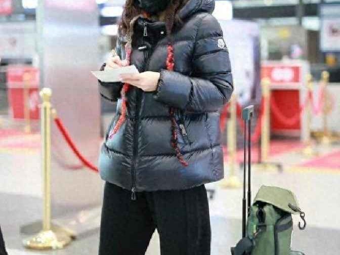 肩膀厚女生穿衣搭配图 梅婷穿厚冬装走机场，黑色棉服搭配阔腿裤，舒适又时尚