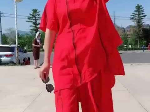 红色战袍一出街 这几条裤子让你赢麻了