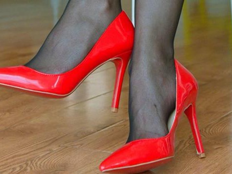 红色鞋配啥袜子才好看？这份避坑指南让你秒变潮人