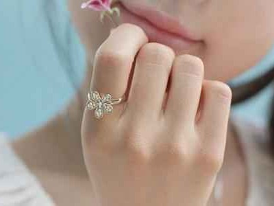 小拇指戴戒指的隐秘含义