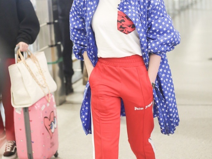 红色裤子穿搭攻略 告别土气穿出高级感