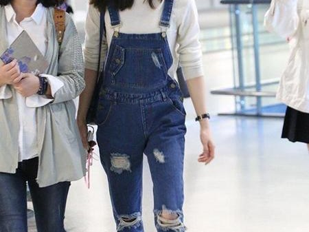 背带裤穿搭心经 这样配上衣美翻你的春夏秋