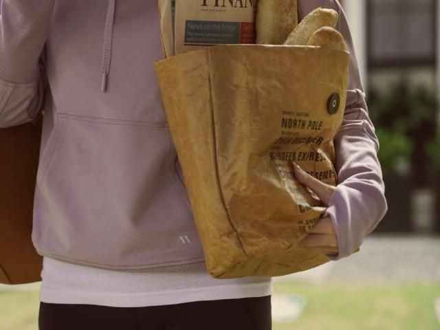 搞定紫色卫衣与裤装的完美搭配