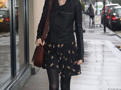 黑色短裙上衣搭配全攻略 穿出不一样的美