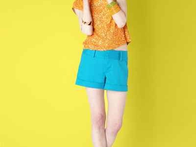 橘色短裤的元气穿搭术 这样配上衣显白又高级