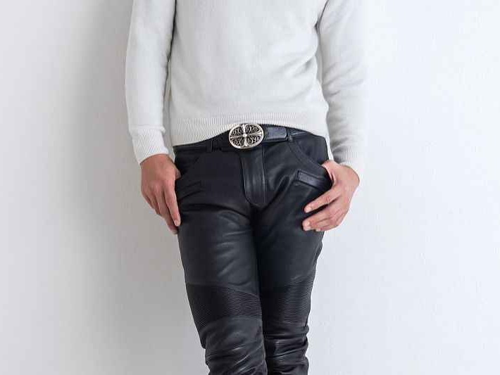 灰裤子配啥鞋子才出彩 这份万能搭配指南让你时髦不重样