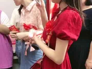 当伴娘穿对衣 美丽舒适不抢戏