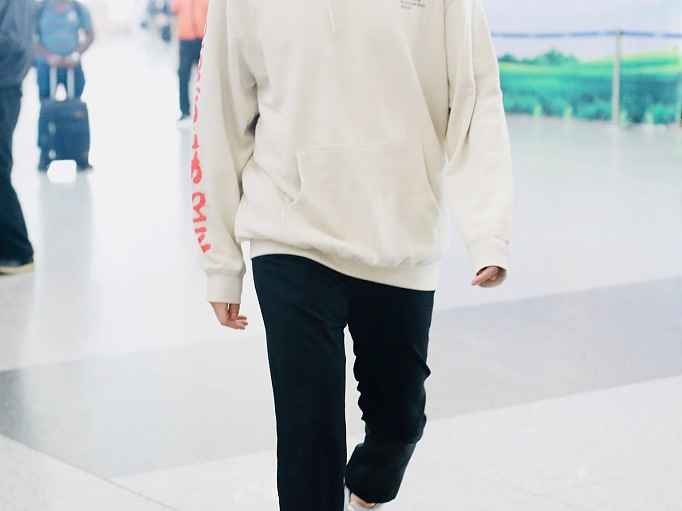 卫衣穿搭宝典：这样挑裤子时髦又自在