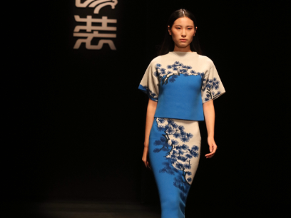 那件让你既像闺秀又像总裁的外套：中式薄风衣的穿越美学