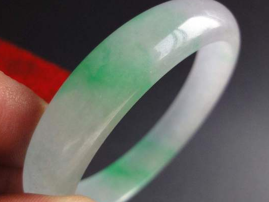 戴玉镯的好处全解析让你健康又美丽