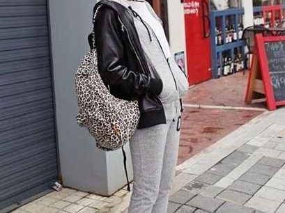 灰色卫衣配啥裤子最出彩？这几种穿法让你时髦一整季