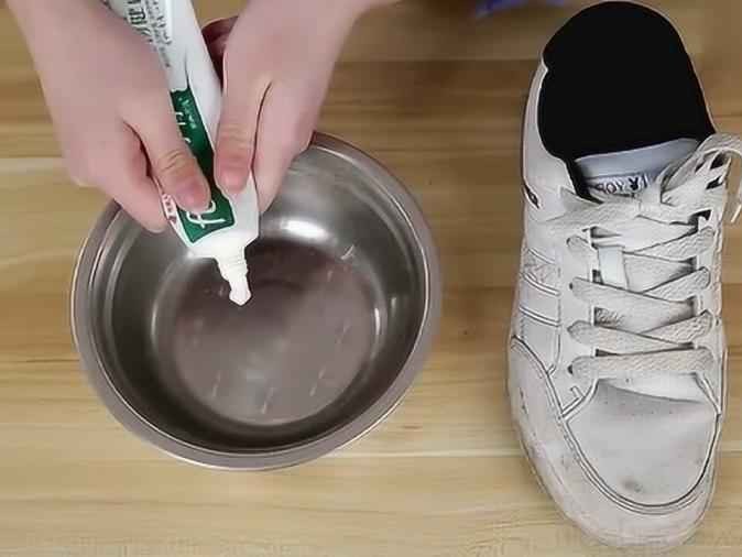 哎哟我的小白鞋又脏了 别急着扔这些洗白妙招让你鞋子焕然一新